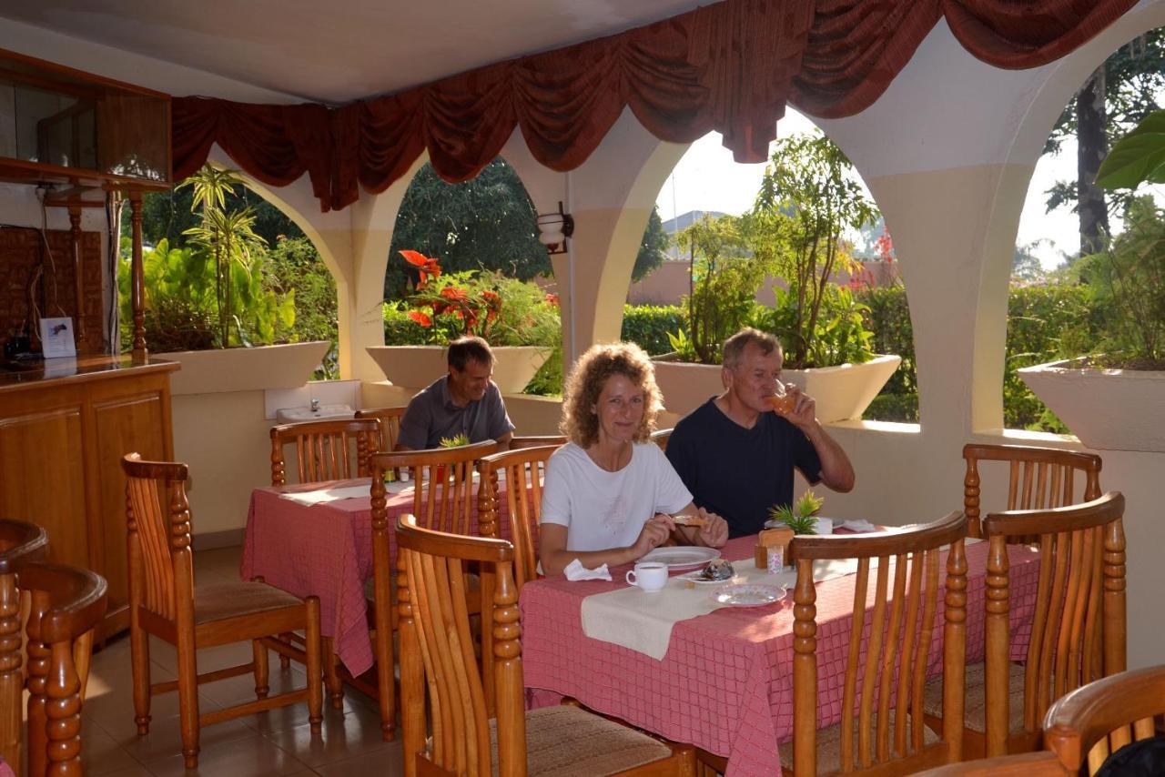 Sunset Hotel Entebbe Bagian luar foto