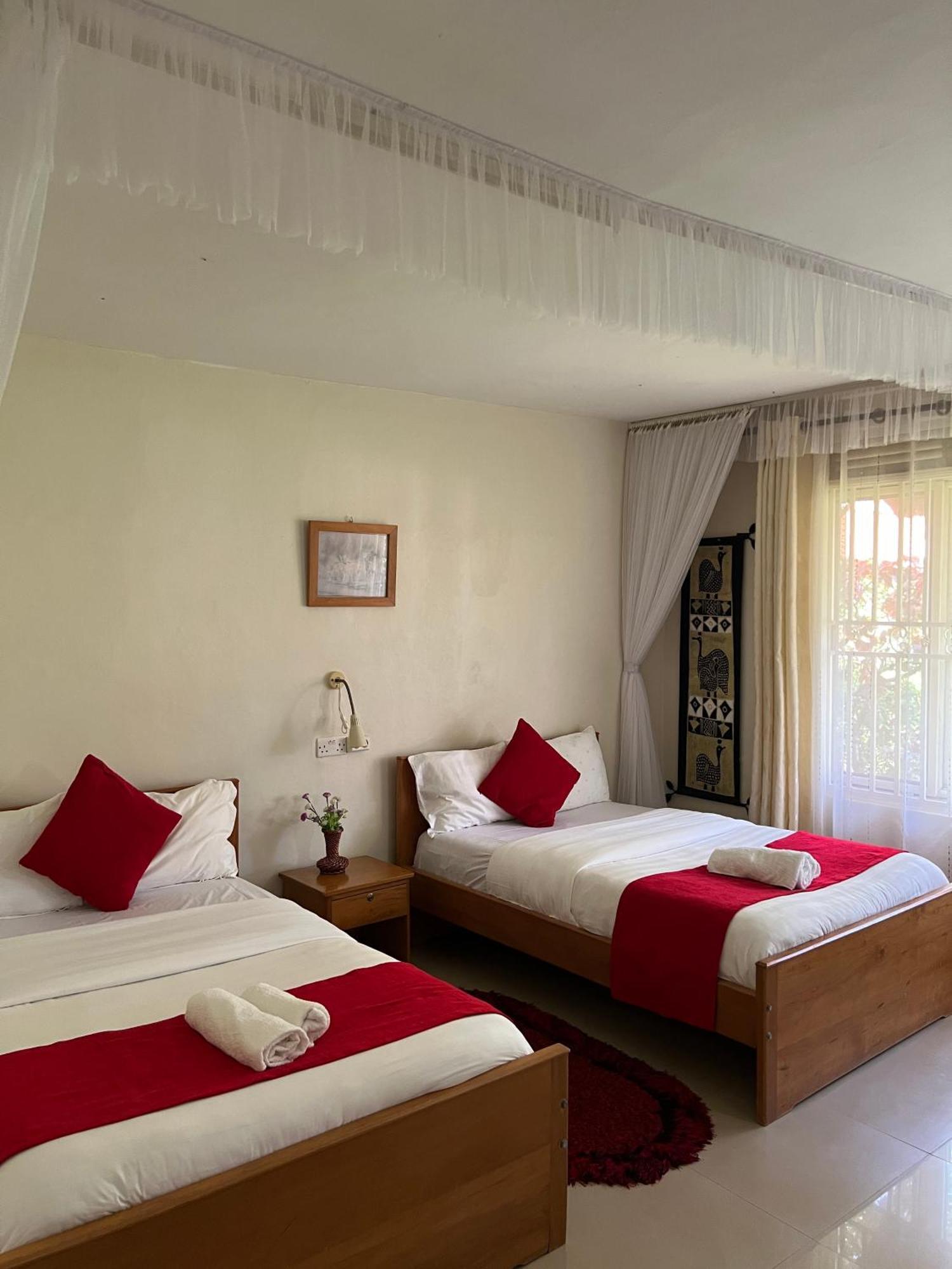 Sunset Hotel Entebbe Bagian luar foto