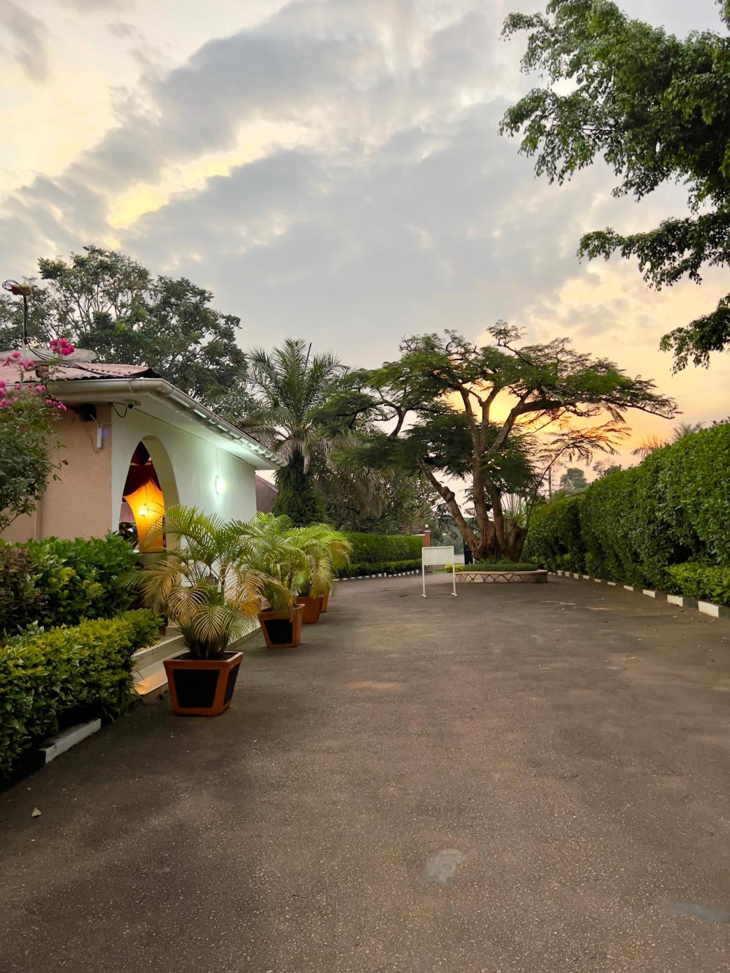 Sunset Hotel Entebbe Bagian luar foto