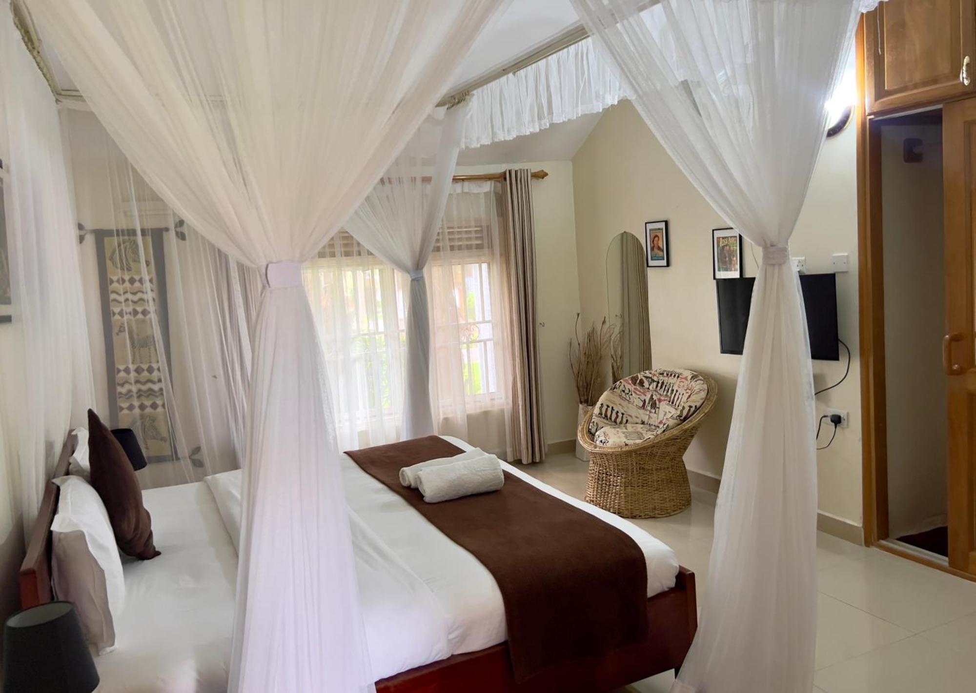 Sunset Hotel Entebbe Bagian luar foto