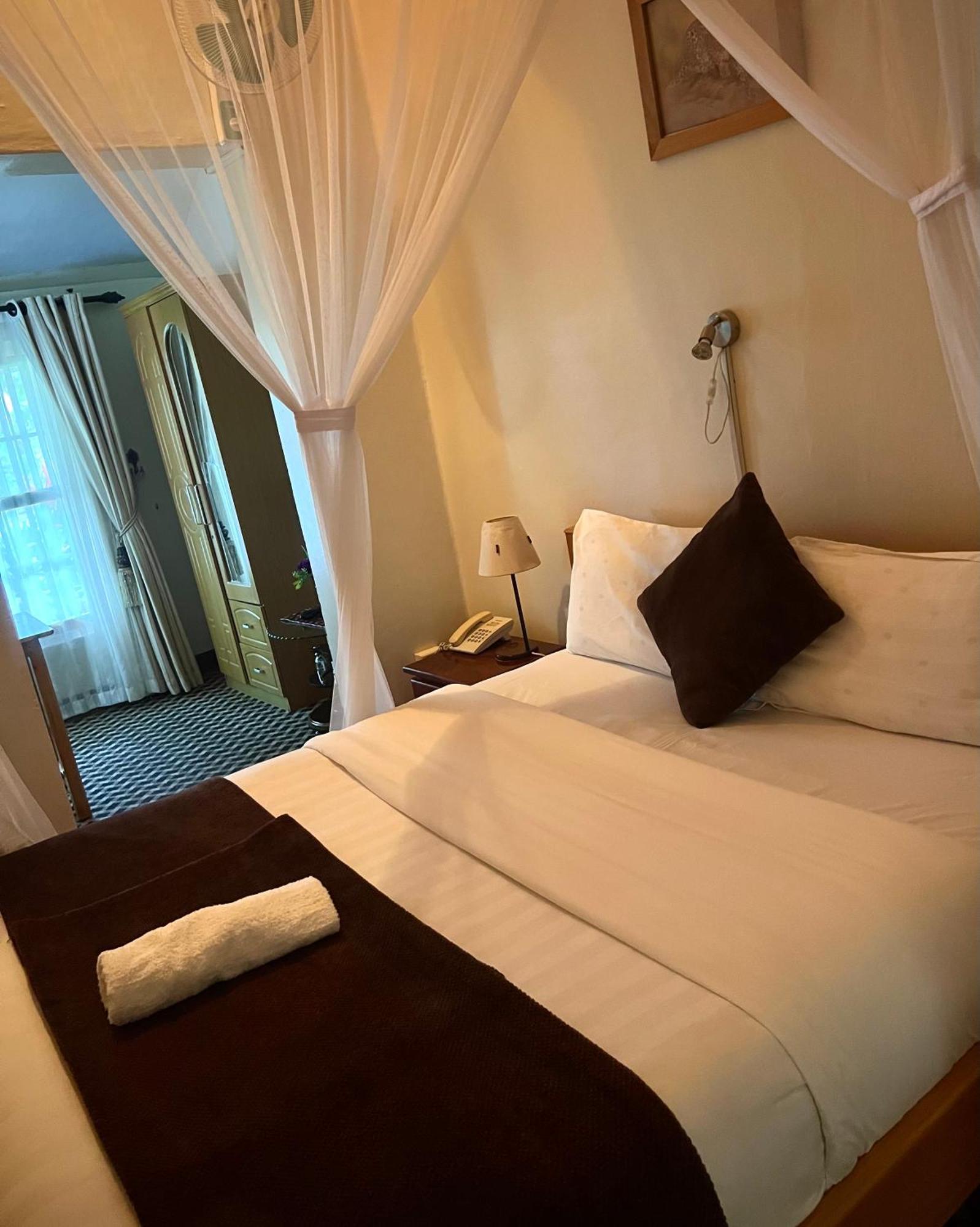 Sunset Hotel Entebbe Bagian luar foto